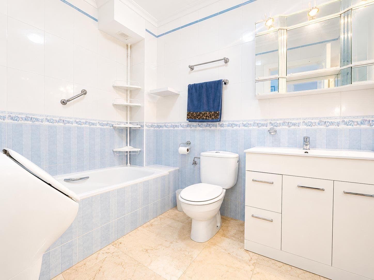2 bed Middle Floor Apartment in Los Dolses